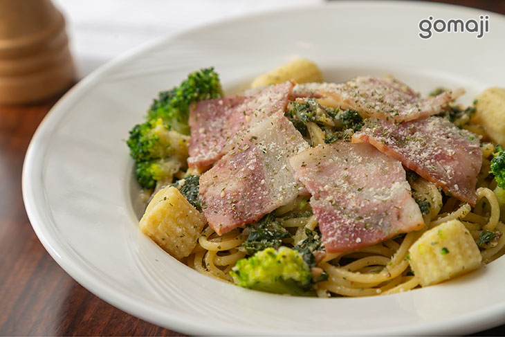 羅勒青醬培根義大利麵