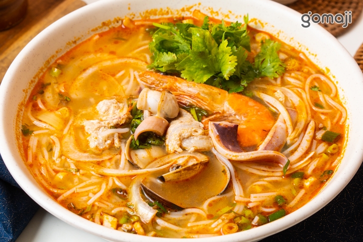 綜合海鮮酸辣河粉