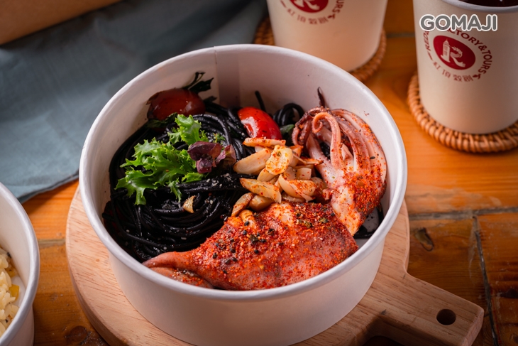 香蒜中卷佐墨魚汁義大利麵