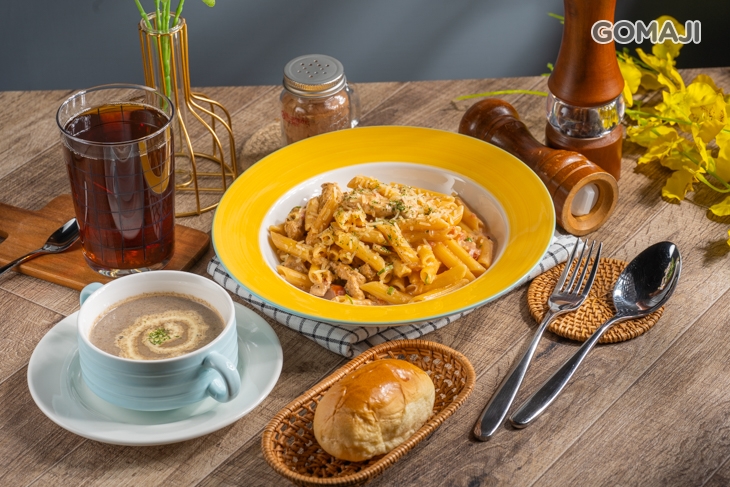 香料雞肉蕃茄奶油筆管麵