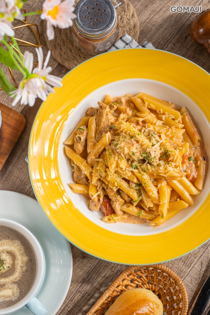 香料雞肉蕃茄奶油筆管麵