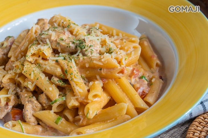 香料雞肉蕃茄奶油筆管麵