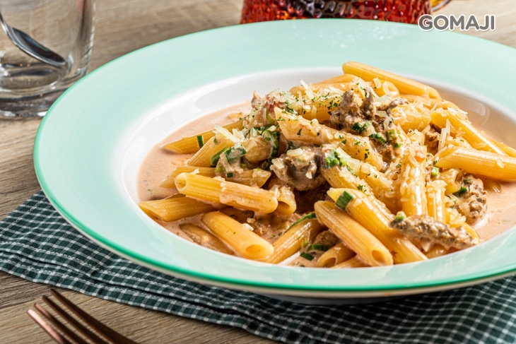 香料雞肉蕃茄奶油筆管麵+熱紅茶