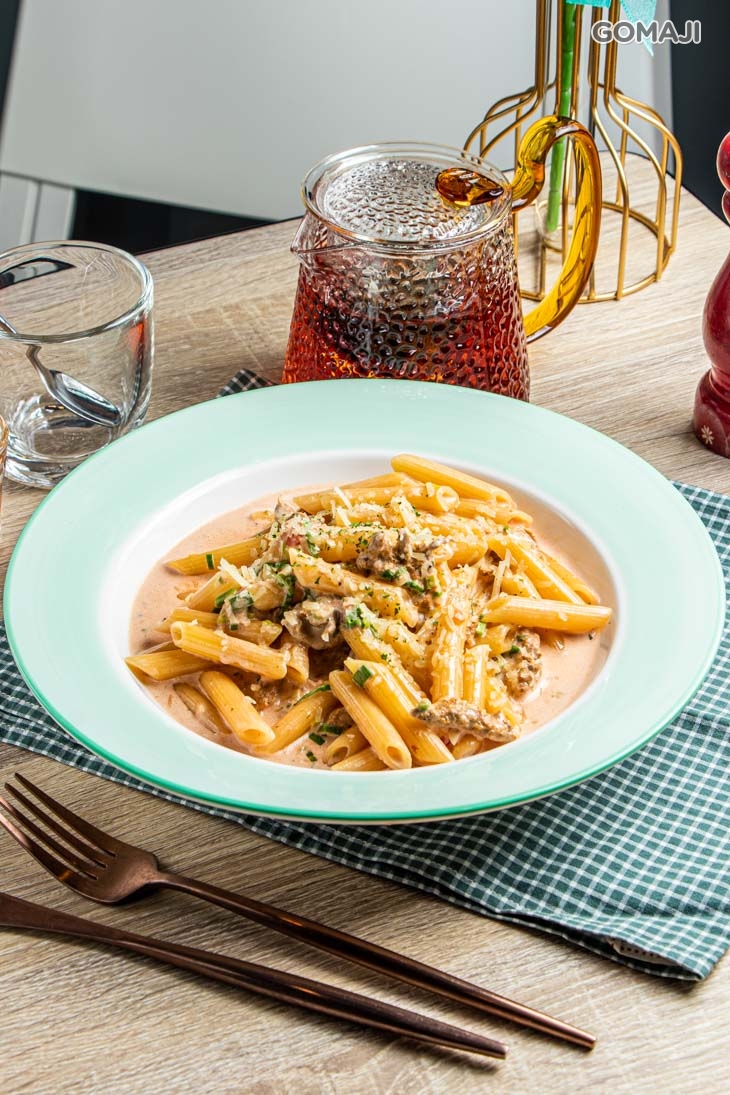 香料雞肉蕃茄奶油筆管麵+熱紅茶