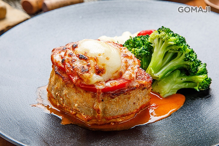  乳酪焗烤黑毛豬里肌佐玉米洋芋泥、蕃茄醬汁、時令鮮蔬 