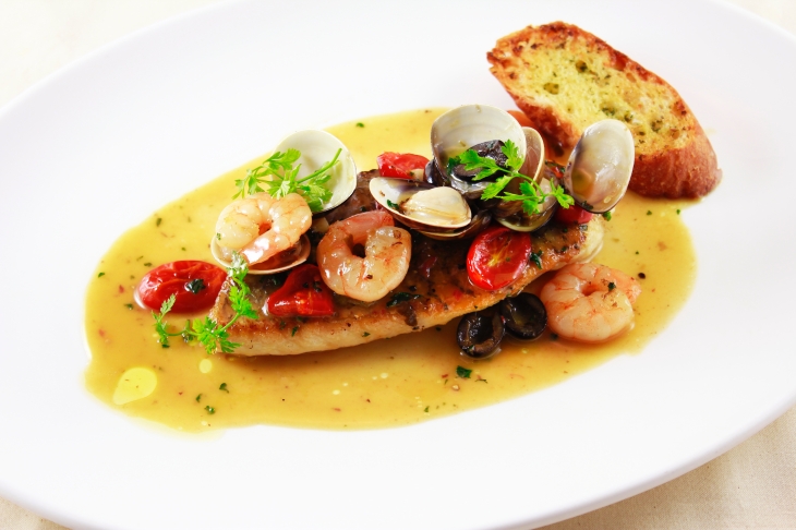  白酒燴煮海鱸魚菲力 搭蛤蠣、鮮蝦、風乾蕃茄、大蒜法國麵包