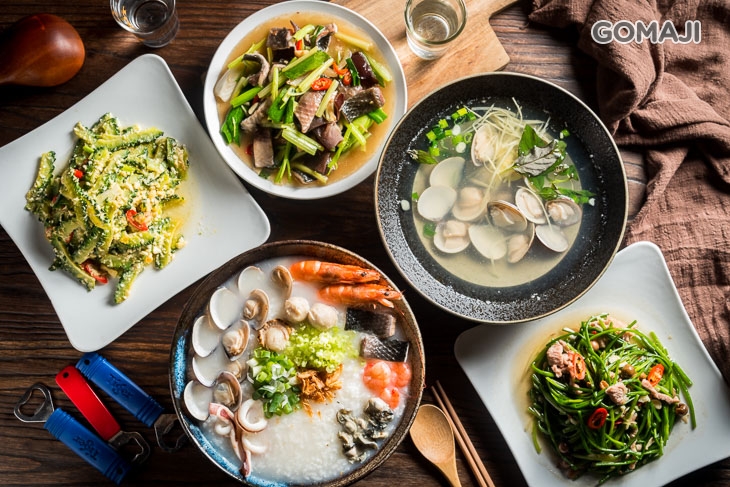 A.經典雙人餐 〈主食:(肉絲炒飯/肉絲炒麵/蝦仁炒飯/蝦仁炒麵 四選二) 或 兩人份海鮮粥一份 二選一 + 湯品:薑絲蛤仔湯/鮮蚵豆腐湯/薑絲魚皮湯/味噌魚皮湯/酸筍魚皮湯 五選一 + 時蔬一份 + 現炒:和風鱈魚肝/蝦仁煎蛋/蔥爆牛肉/香芹炒魚皮/薑絲大腸/鹹蛋苦瓜/酥炸豆腐/玉米筍/古早味香腸/烤挪威鯖魚/烤魚下巴/明太子雞翅二隻/烤秋刀魚 任選二〉