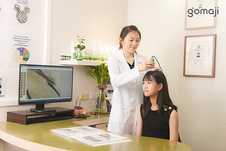 依顧客頭皮屬性調配護理解說